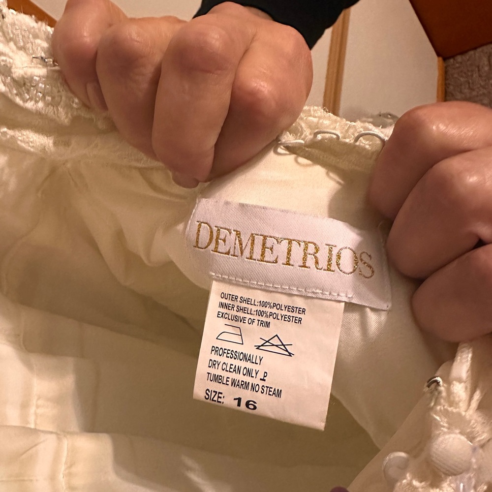 Elegant Lace Wedding Dress - Picture 3 of 10